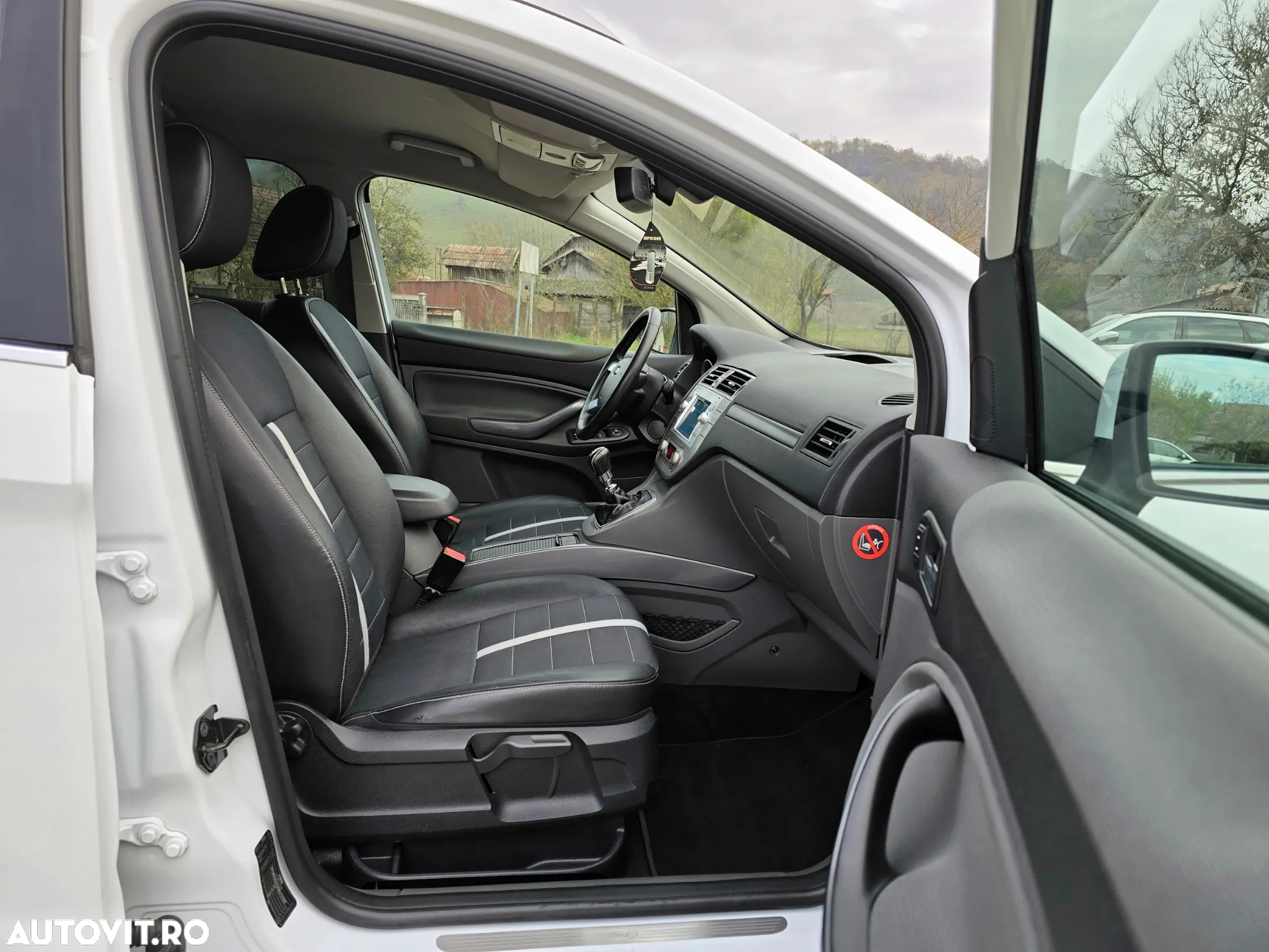 Ford Kuga 2.0 TDCi 2x4 Titanium - 25