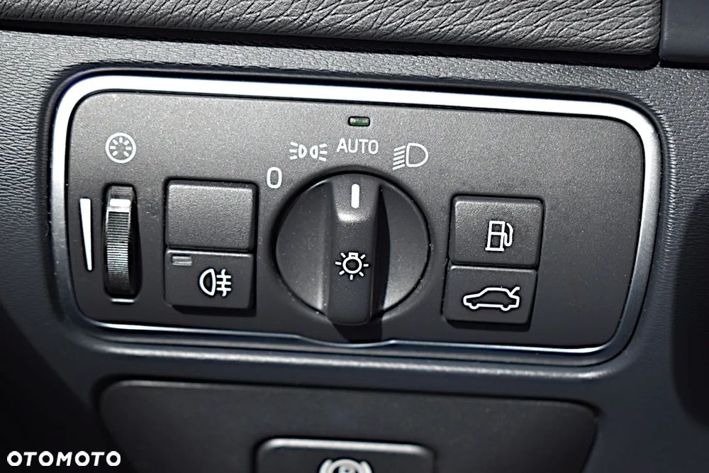 Volvo V60 D4 Geartronic R-Design - 33