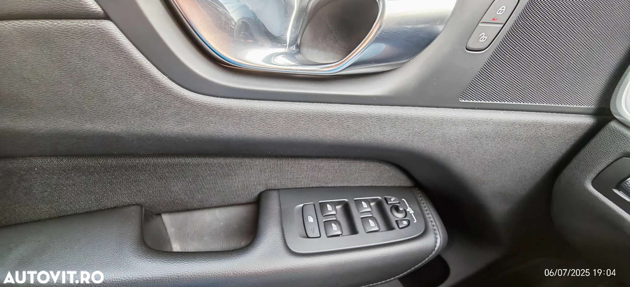 Volvo XC 60 B4 MHEV AT8 AWD Momentum Pro - 5