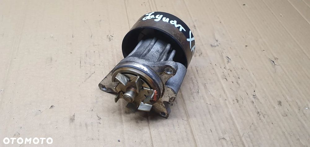 Pompa wody płynu Jaguar XF X250 2.7 TDV6 4R8Q-8501-BF 4R8Q-8509-AC - 2