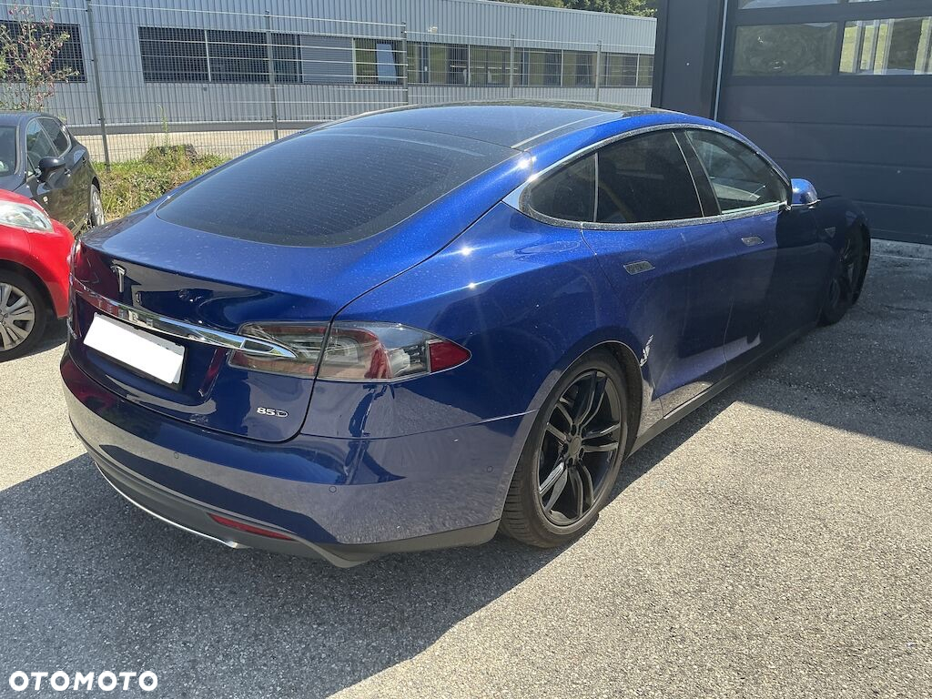 Tesla Model S 85 D - 4