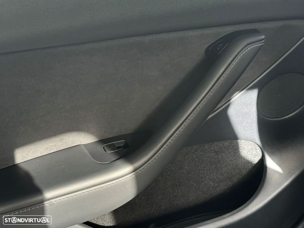 Tesla Model Y Long Range Dual Motor AWD - 13