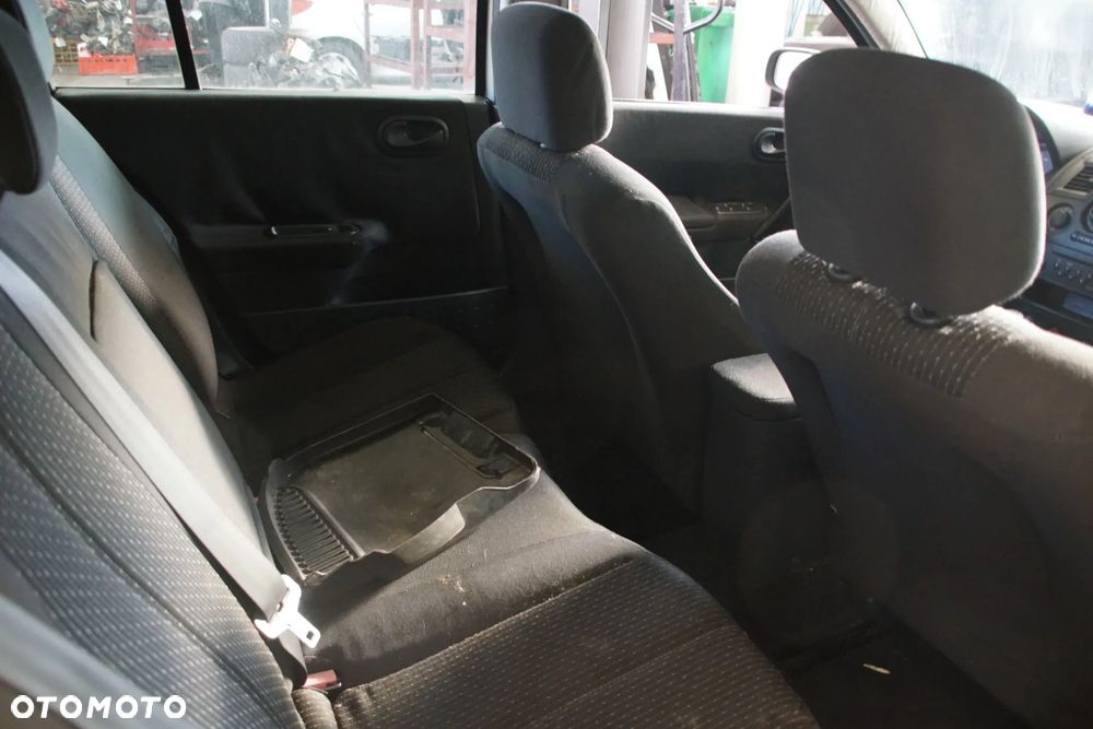 Auto na części - Renault Megane II 1.4 16V 98 KM K4J730 JH3105 TEA19 2003R Silnik Skrzynia Drzwi Maska Klapa Błotnik Zderzak Klapa Klamka Lusterko Klamka Szyba Deska Kokpit Sterownik Moduł Czujnik Licznik Panel Kierownica - 13