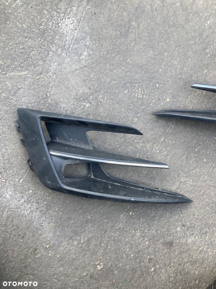 RENAULT Megane IV 4 lift lewa chrom kratka ZDERZAKA  przedniego KRATKA halogenu W ZDERZAK  przedni  zaślepka na halogen