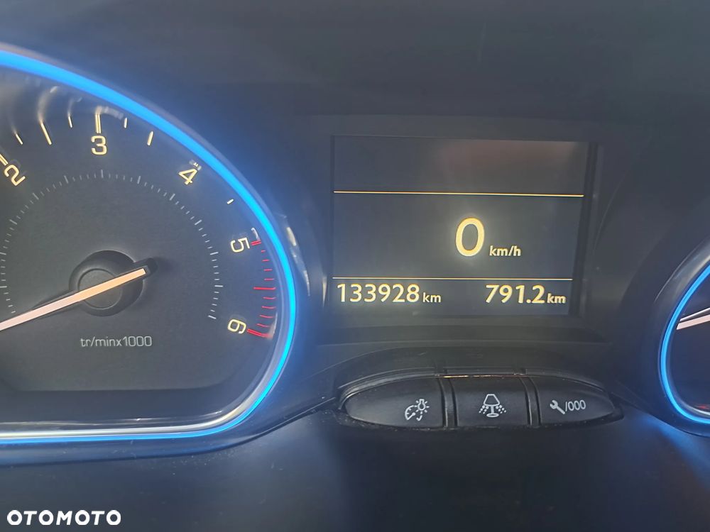 Peugeot 2008 BlueHDi 100 STOP & START Allure - 17