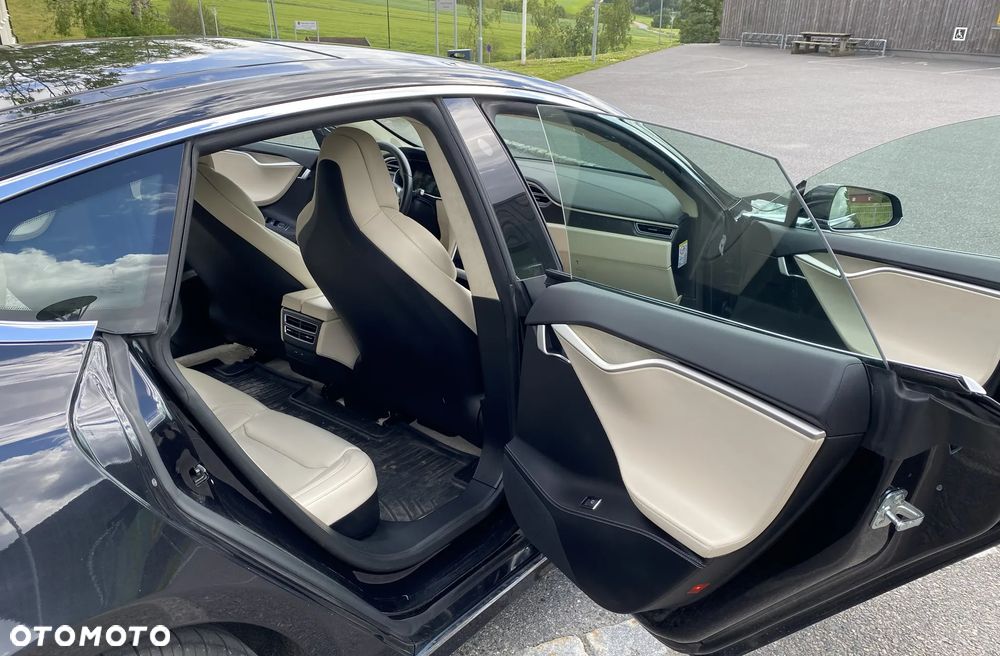 Tesla Model S - 10
