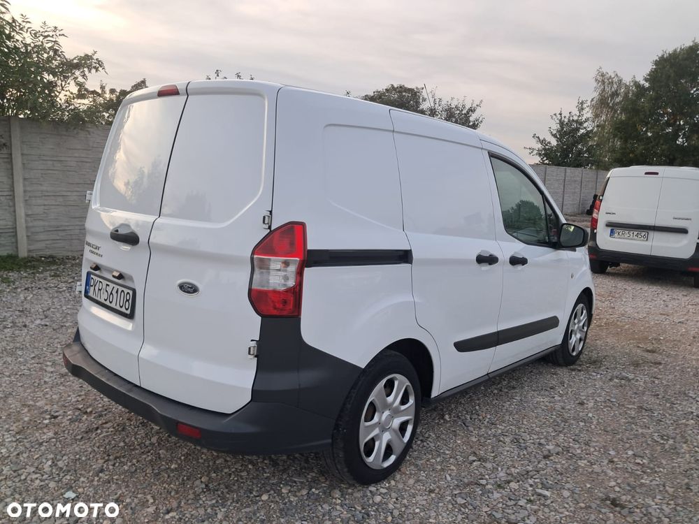 Ford Transit Courier - 19