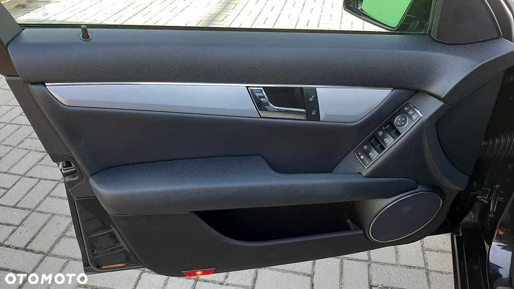 Mercedes-Benz Klasa C 180 T BlueEFFICIENCY 7G-TRONIC Avantgarde - 36