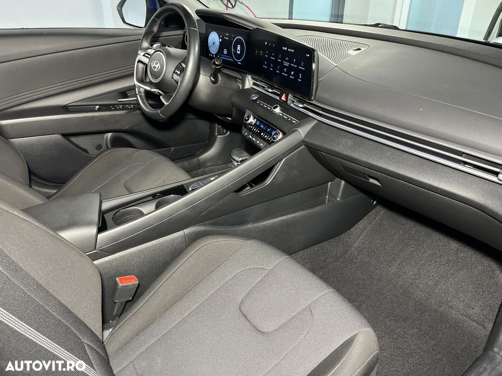Hyundai Elantra - 12