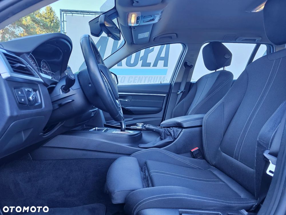 BMW Seria 3 320i xDrive Sport Line - 16