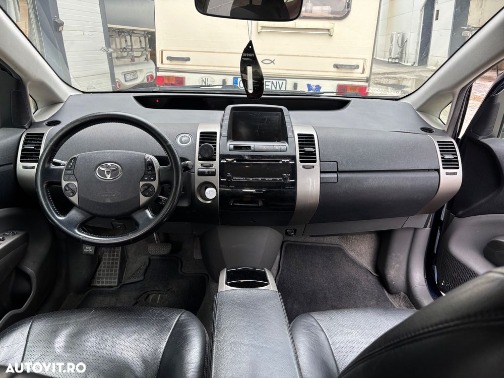 Toyota Prius (Hybrid) Sol - 2