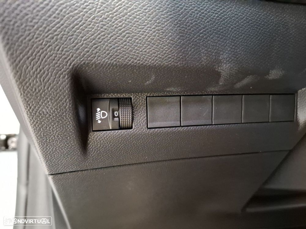 Peugeot 208 1.2 Hybrid Allure e-DCS6 — fotografia 24