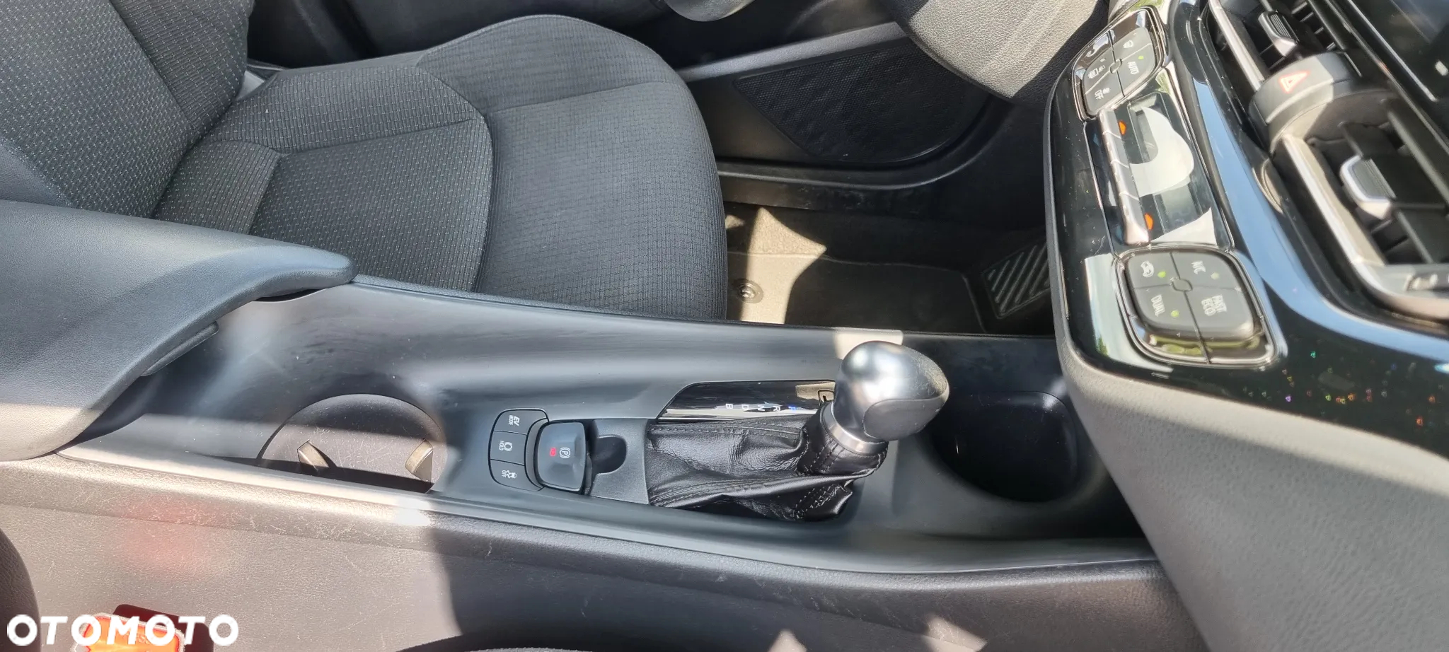 Toyota C-HR 1.8 Hybrid Business Edition - 12