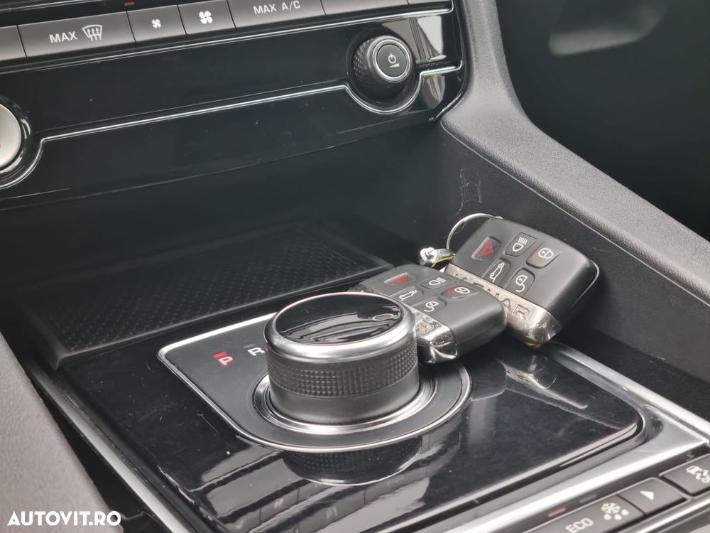 Jaguar F-Pace 20d AWD Aut. Pure - 20