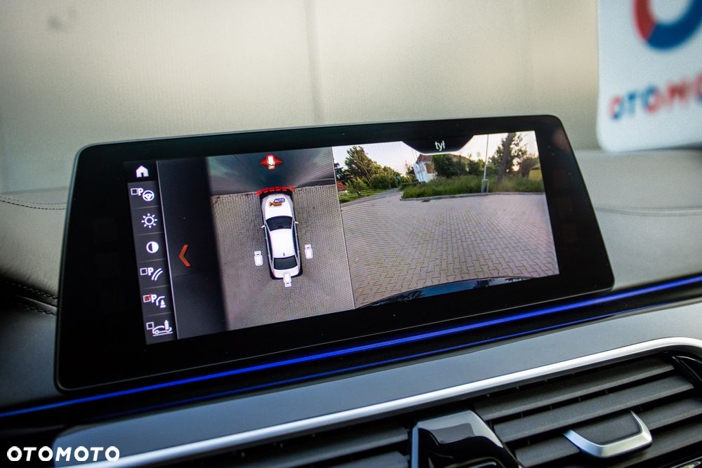 BMW Seria 5 M550i xDrive - 29