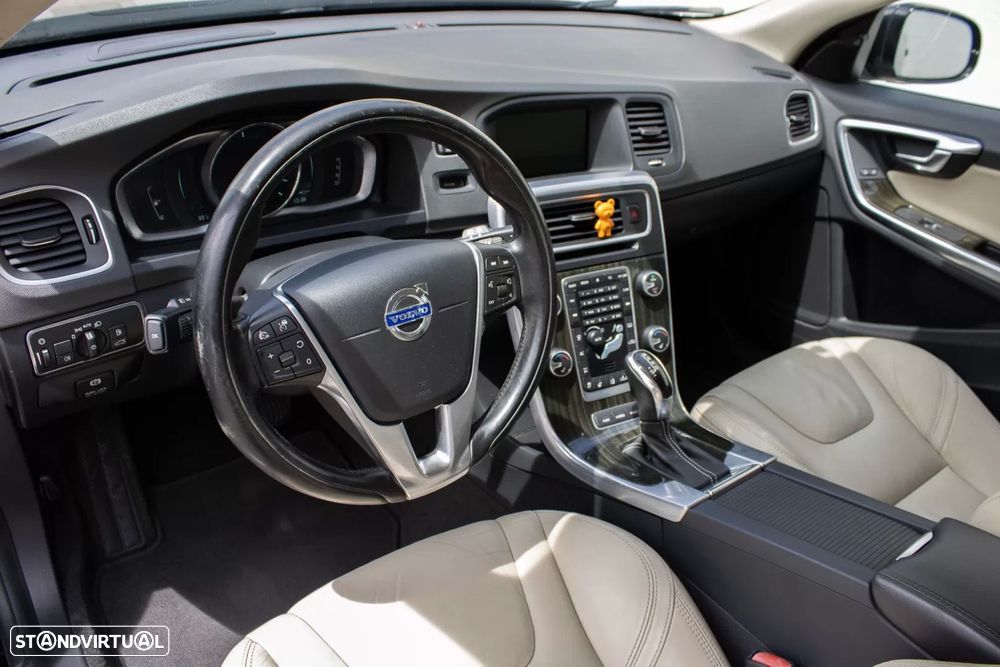 Volvo V60 D6 Plug-In-Hybrid AWD Geartronic Momentum — fotografia 11