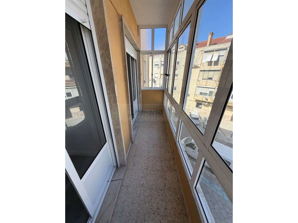 Arrenda-se Magnífico T2 Totalmente Remodelado nas Patameiras, Odivelas - Grande imagem: 5/11