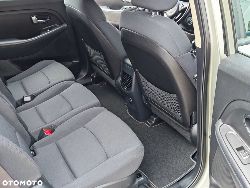 Kia Carens - 20