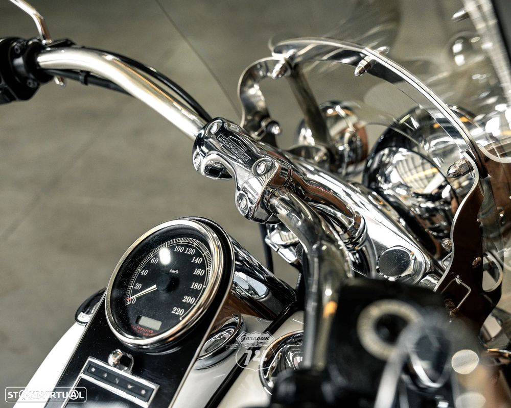 Harley-Davidson FLST Softail Deluxe - 8