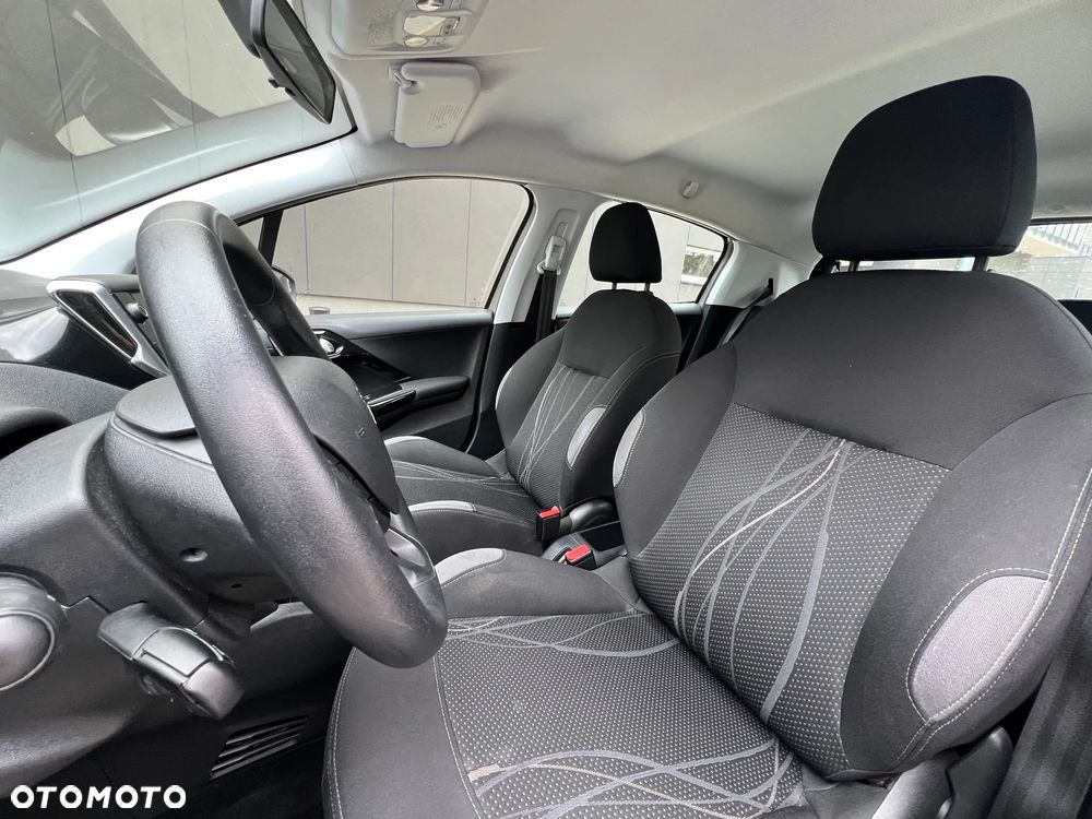 Peugeot 208 - 10