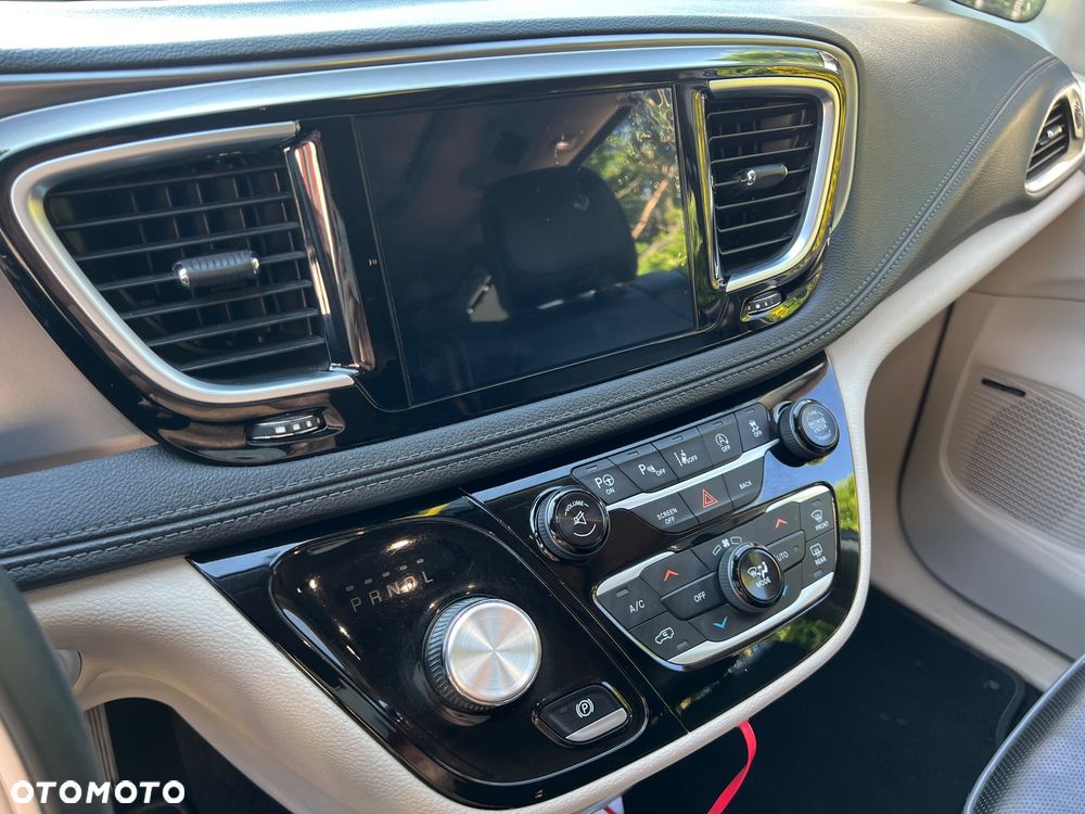 Chrysler Pacifica - 30