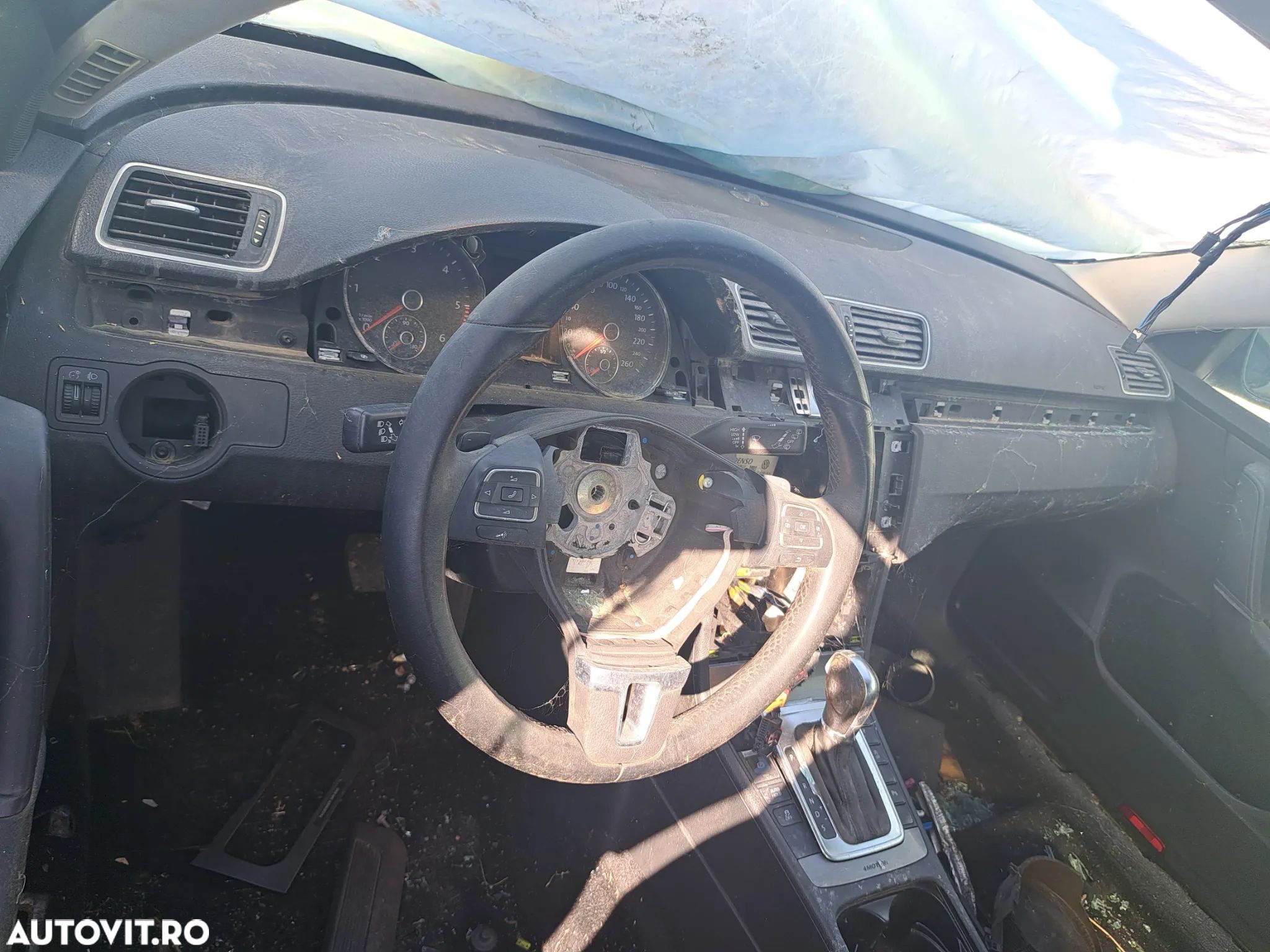 Volan cu comenzi grila ventiatie centrala SZL Grila ventilatie stg dr Schimbator selector viteze Panou butoane frana de mana PDC Start/Stop Panou butoane comenzi geamuri Cotiera cu suport pahare VW Passat B7 2010-2014 - 1