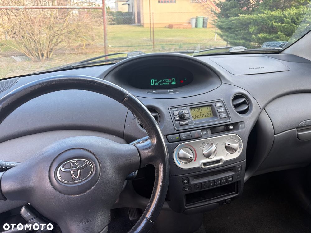 Toyota Yaris 1.4 D-4D Base - 10