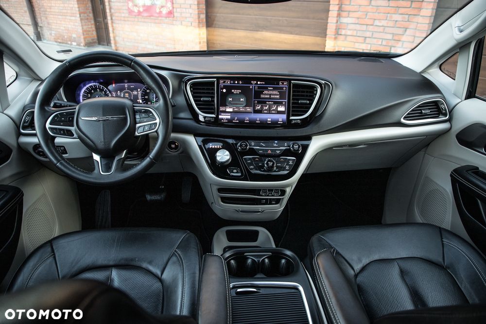 Chrysler Pacifica - 32