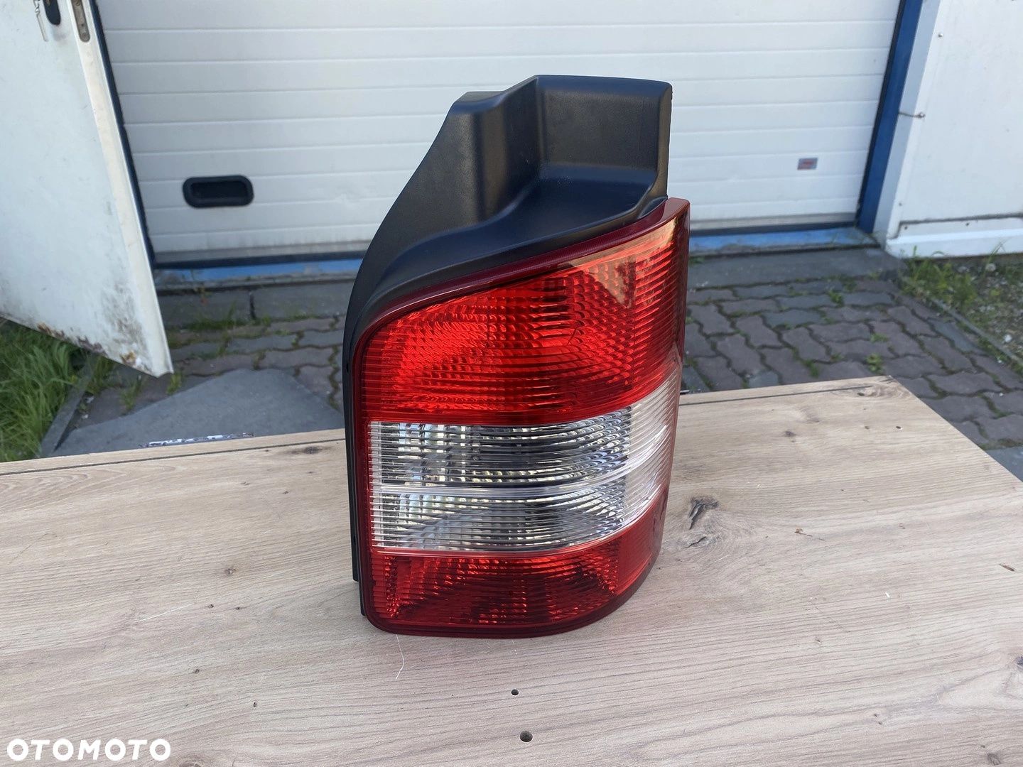 LAMPA TYŁ TYLNA PRAWA VW T5 7H0945096L - 1