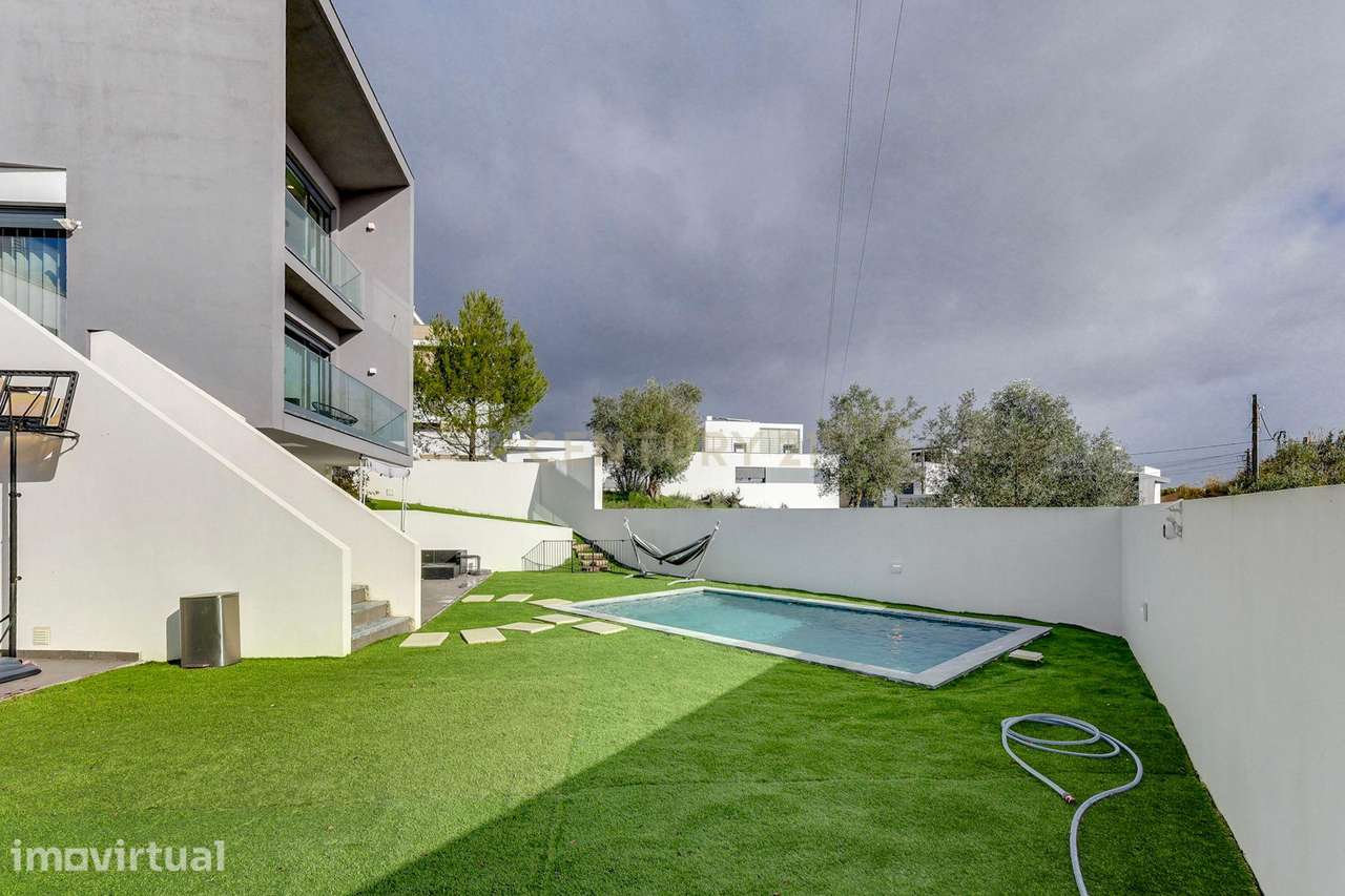 Moradia T4 Contemporânea com Piscina, Vista Rio e Localização Estratég - Grande imagem: 2/43