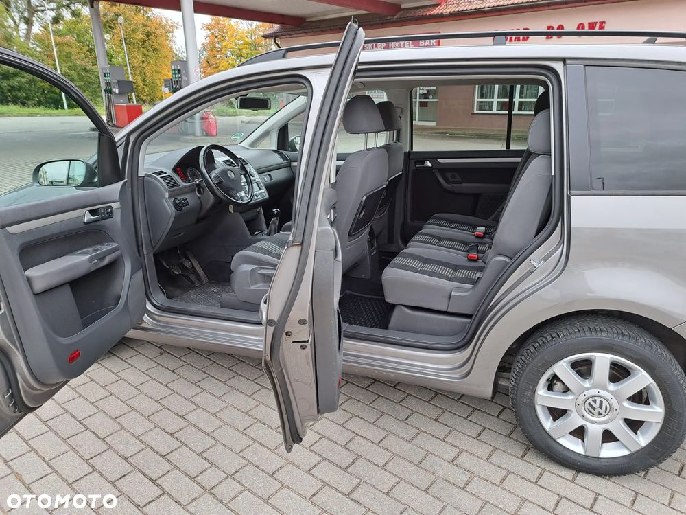 Volkswagen Touran - 12
