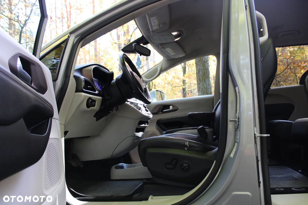 Chrysler Pacifica - 11