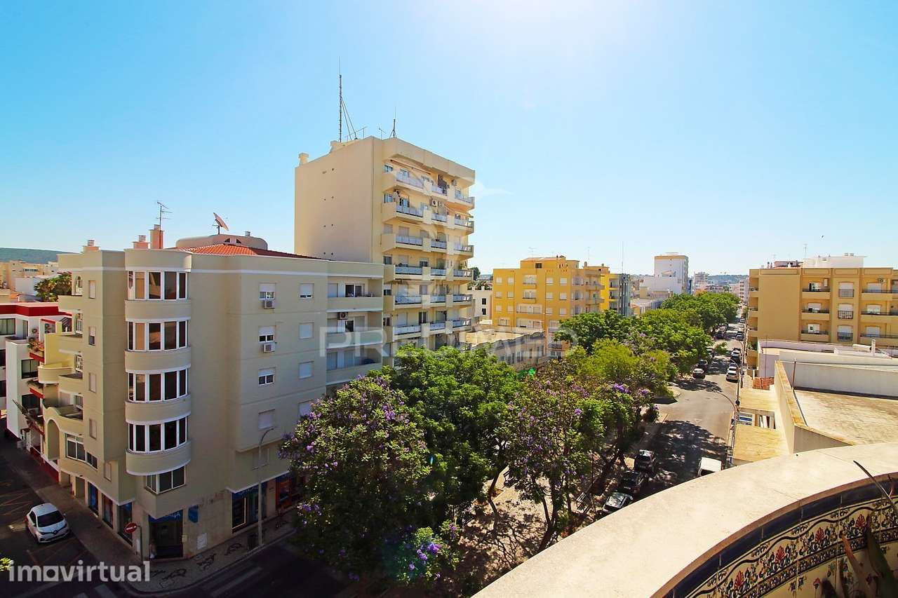 Apartamento T4 para arrendamento anual no centro de Loulé - Grande imagem: 4/26