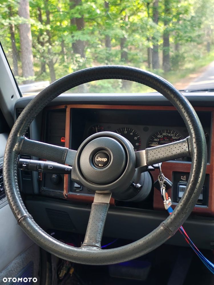 Jeep Cherokee - 24