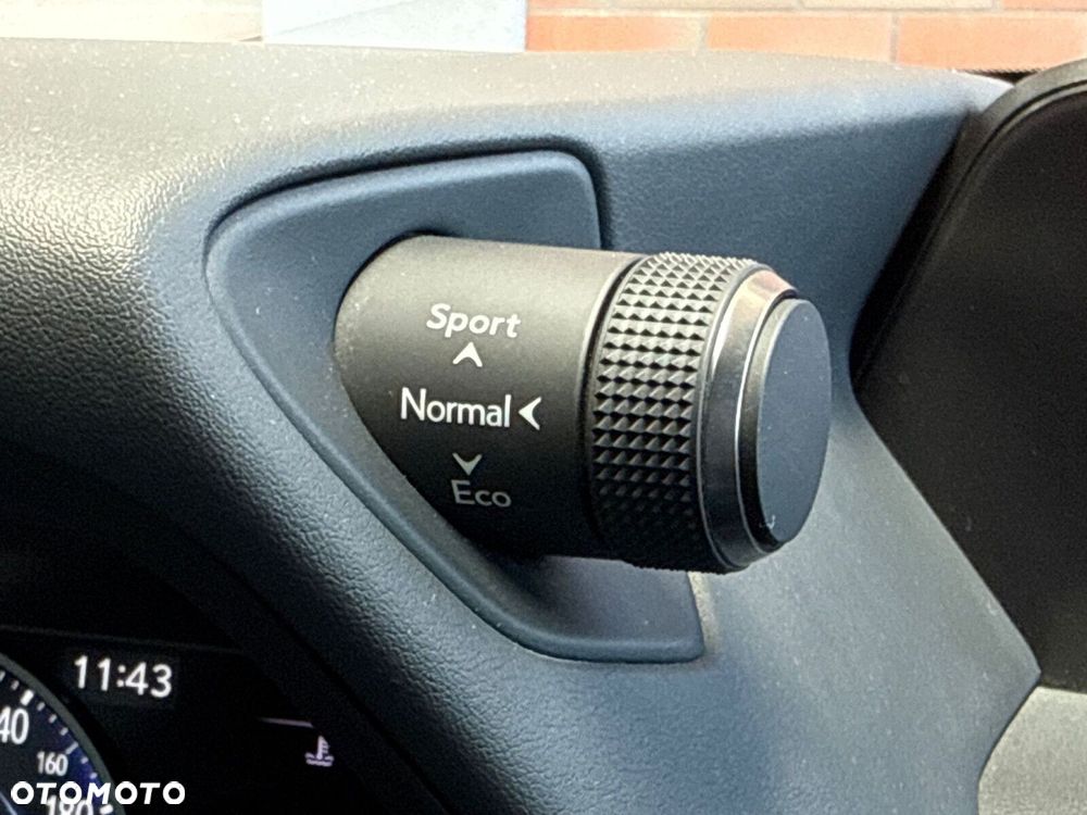 Lexus UX - 30