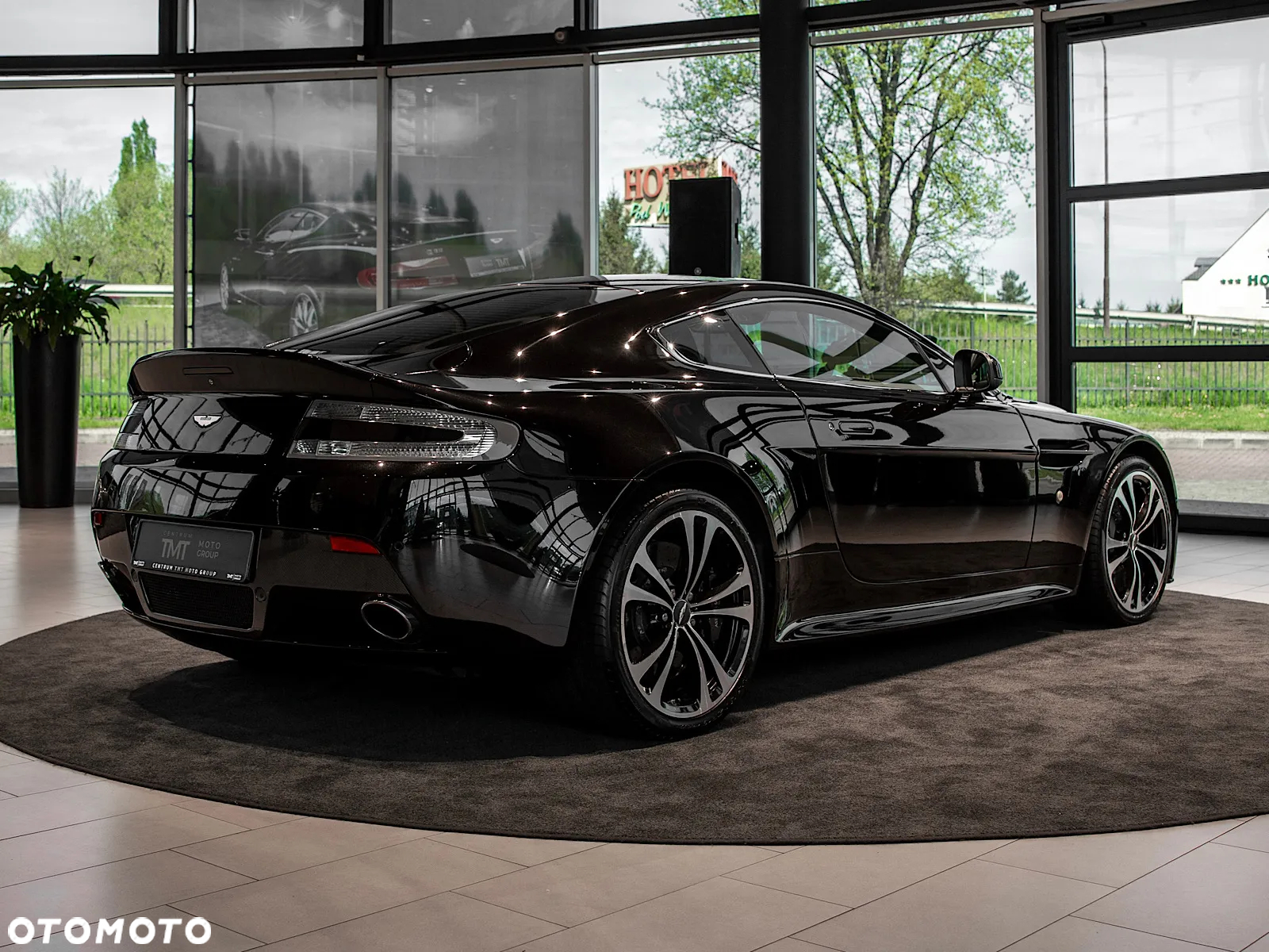 Aston Martin V12 Vantage - 5