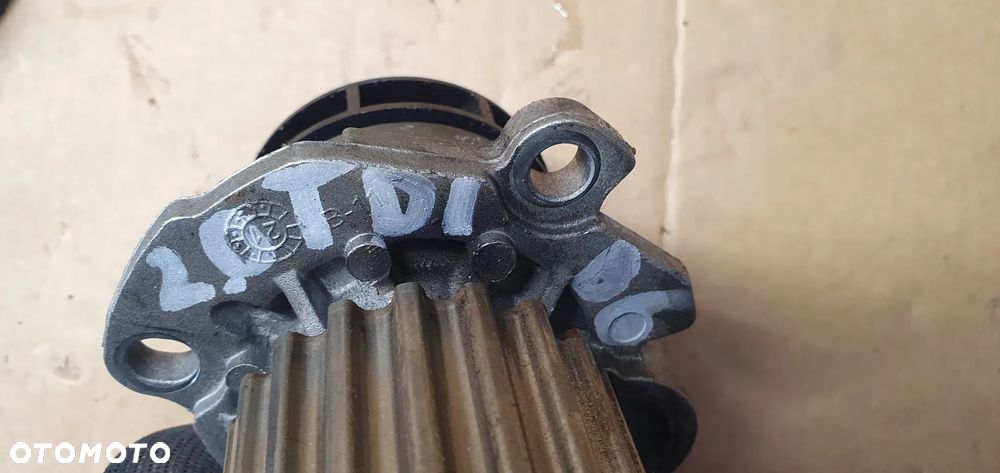 Pompa wody VW Passat B6 B7 2.0 TDI - 5