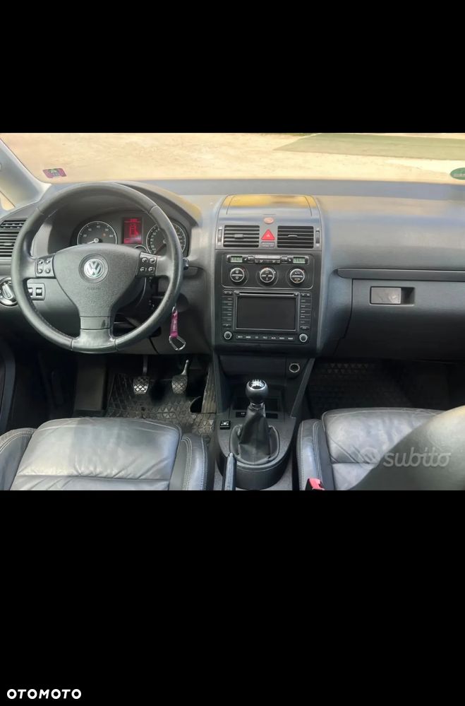 Volkswagen Touran 2.0 FSI Highline - 8