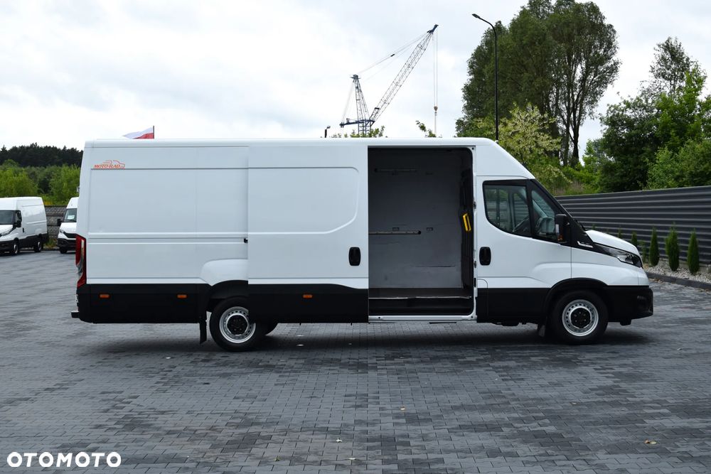 Iveco DAILY MAXI 35S16 / 2.3 - 160 KM / AUTOMAT HI-MATIC / NOWY MODEL / 3 OSOBY / DOSTAWCZE / BLASZAK / KLIMA / CZUJNIKI COFANIA / NISKI PRZEBIEG / 2022 / SERWISOWANY / Z NIEMIEC - 18