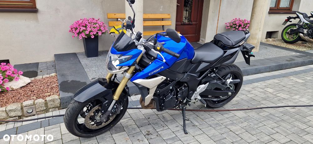 Suzuki GSR - 1