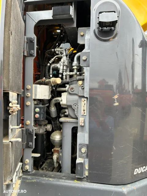 Hitachi ZX225USLC-5B - 13