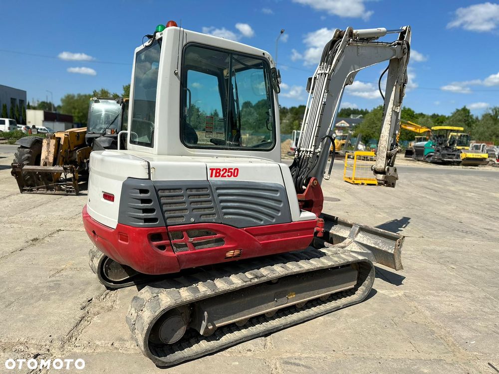 Takeuchi TB250 - 3