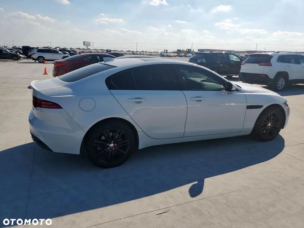 Jaguar XE 2.0 P250 R-Dynamic S - 4