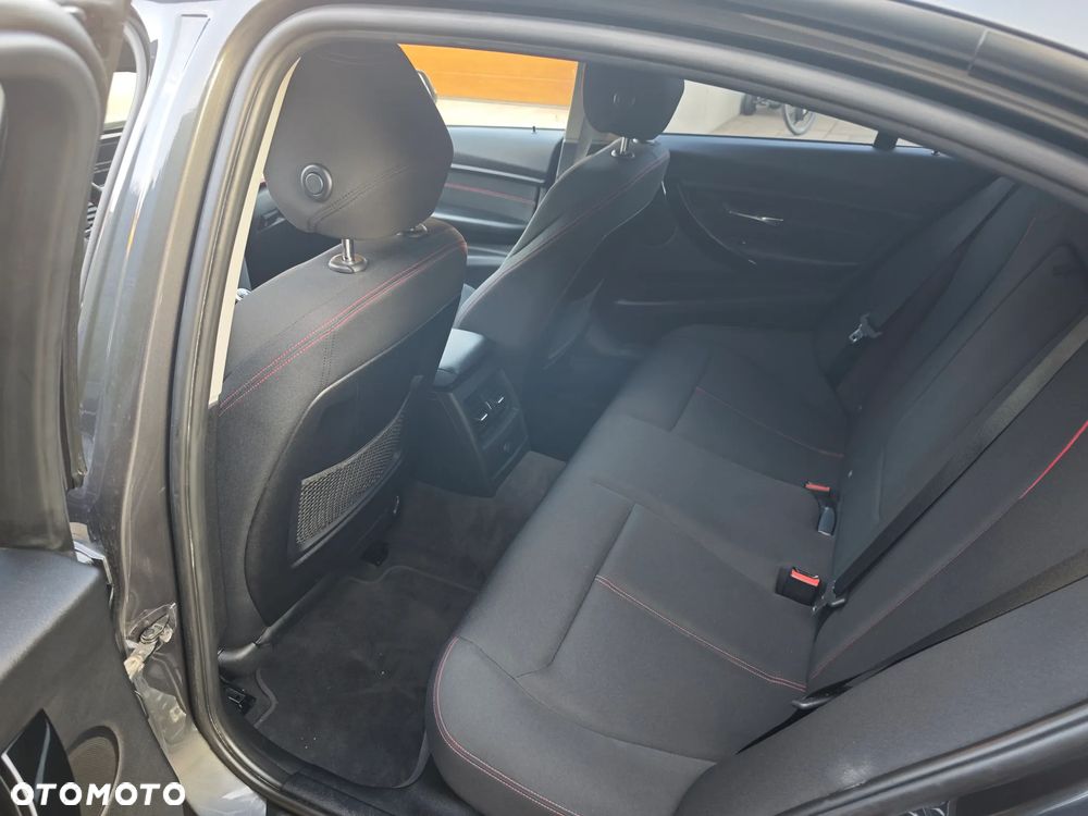 BMW Seria 3 328i M Sport - 11