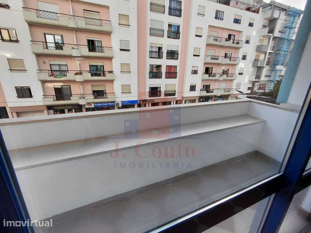 Apartamento T2 com espaço de garagem em Caldas da Rainha - Grande imagem: 3/17