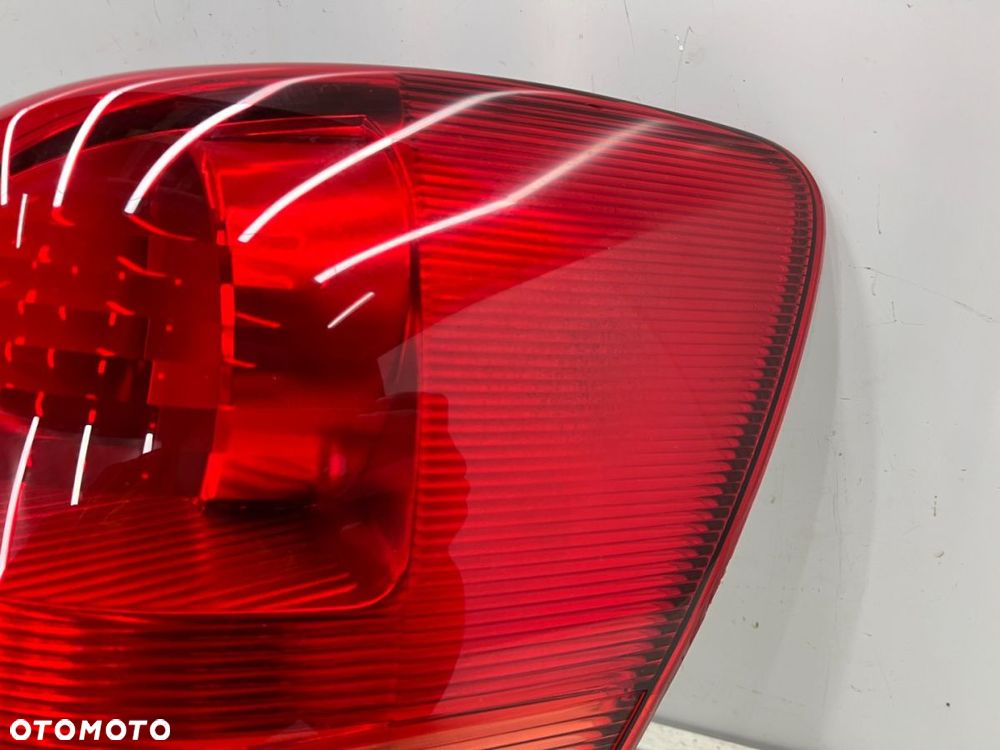 Lampa Toyota Corolla Verso I E12 01-04r. prawa tylna w błotnik oryginalna prawy tył - 7