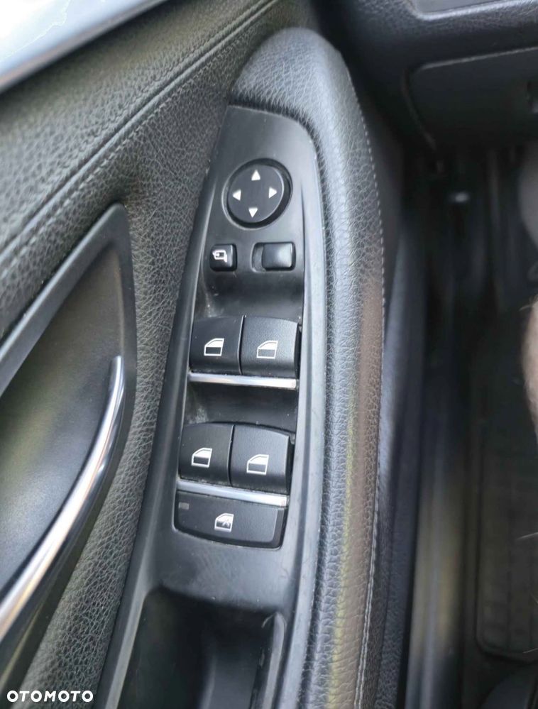 BMW Seria 5 525d xDrive - 11