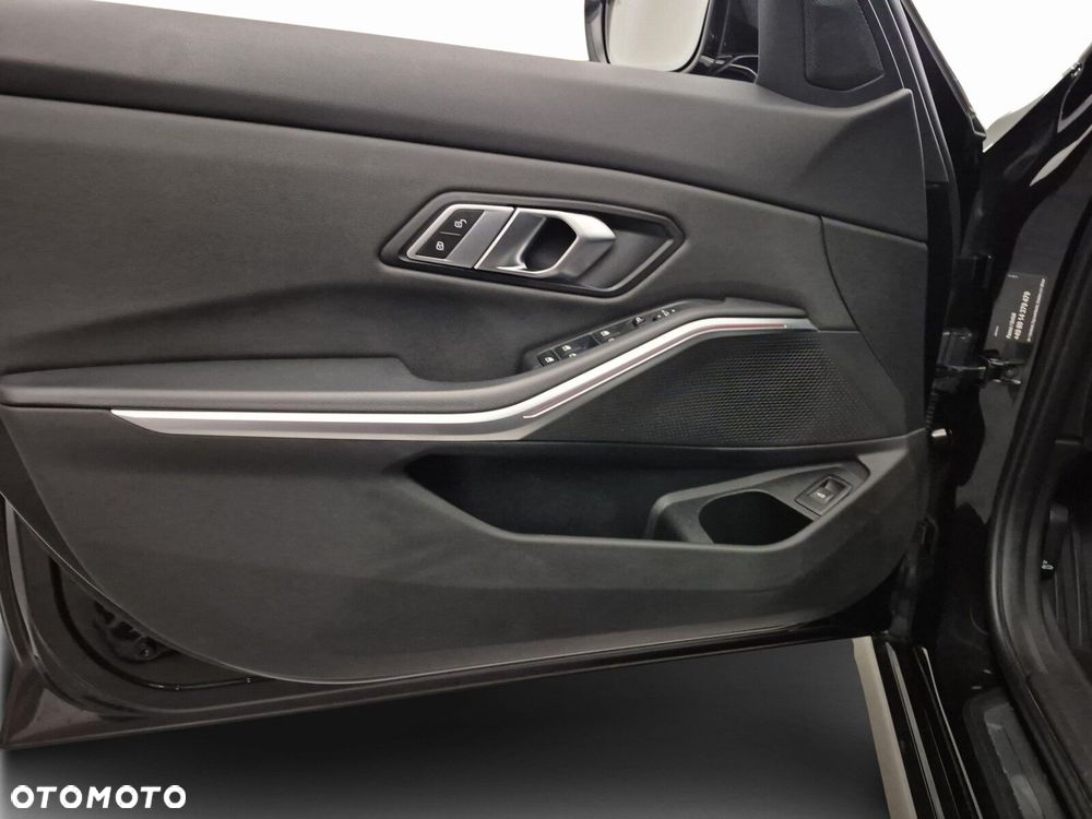 BMW Seria 3 320d xDrive mHEV - 11