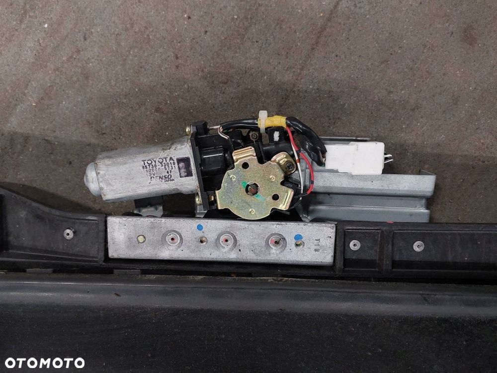 SZYBERDACH TOYOTA RAV4 II 85730-33010 - 2
