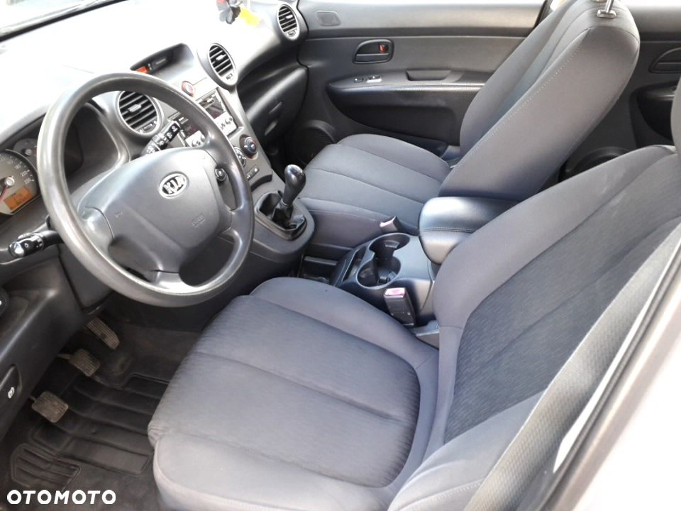 Kia Carens - 40